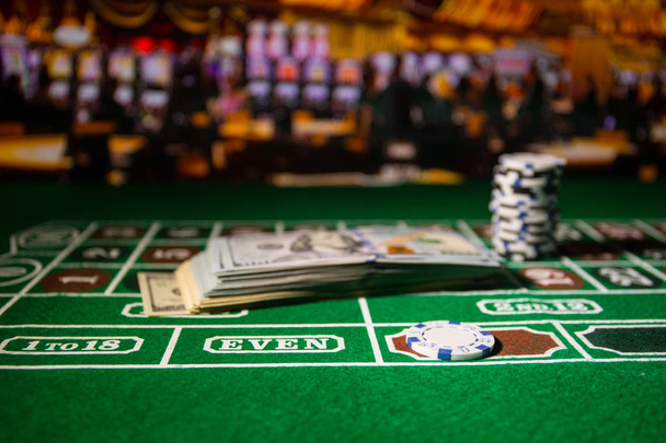 Kartları ve yeşil keçe casino masa yongaları. Arka plan kopya alanı ile. Kumar, poker, casino ve kartları oyun Tema. Casino öğeleri üzerinde yeşil. Seçici odak - Fotoğraf, Görsel