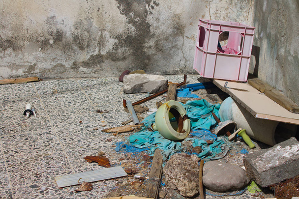 накопление мусора возле старого дома
 - Фото, изображение