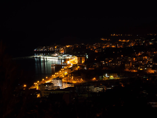 Nacht schot van de stad Kavala, Griekenland - Foto, afbeelding