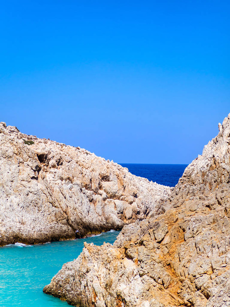Αιχμηρές βραχώδεις άκρες και όμορφες διαφορετικές αποχρώσεις των γαλάζιας θάλασσας της Κρήτης, Ελλάδα - Φωτογραφία, εικόνα