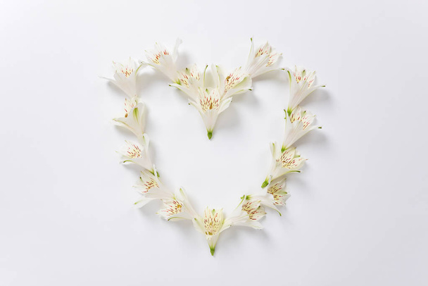 The heart shape made from flowers of Alstroemeria and text space - Foto, Bild