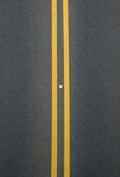 Duplo divisor de linhas amarelas no blacktop
 - Foto, Imagem
