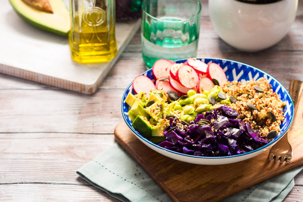 Tigela buda colorida com legumes e quinoa
 - Foto, Imagem