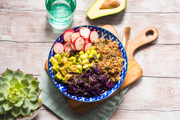 Kolorowa miska Buddy z warzywnymi i quinoa - Zdjęcie, obraz
