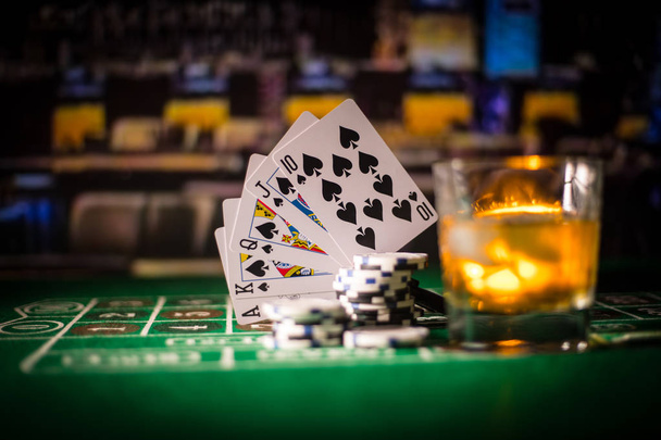 hazard, fortune, koncept hry a zábavy - zblízka kasinové žetony a whisky sklenice na stole. Selektivní fokus - Fotografie, Obrázek
