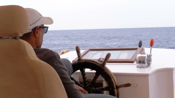 Kapitän am Steuer eines Ausflugsbootes. Kapitän steuert die Seejacht - Filmmaterial, Video