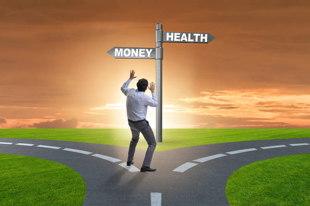 Biznesmen wybierający między pieniędzmi a zdrowiem - Zdjęcie, obraz