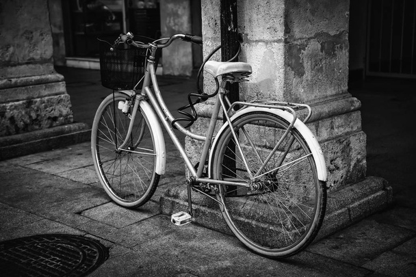 bicicleta vieja en la ciudad - Foto, imagen