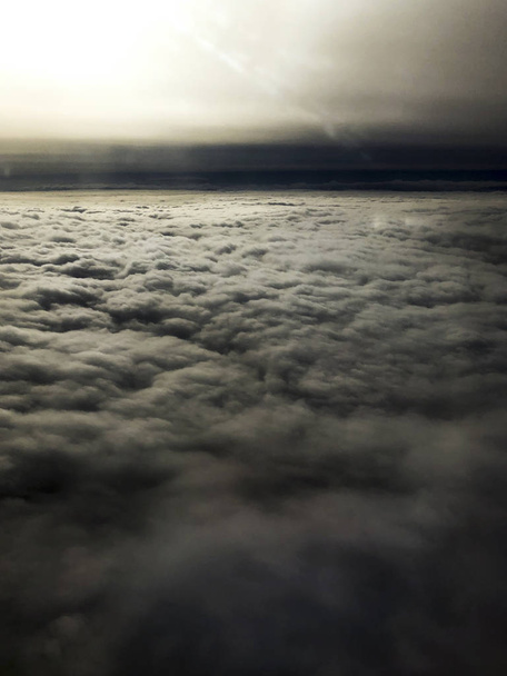 Cloudscape desde arriba la vista de las nubes desde una ventana plana
. - Foto, Imagen