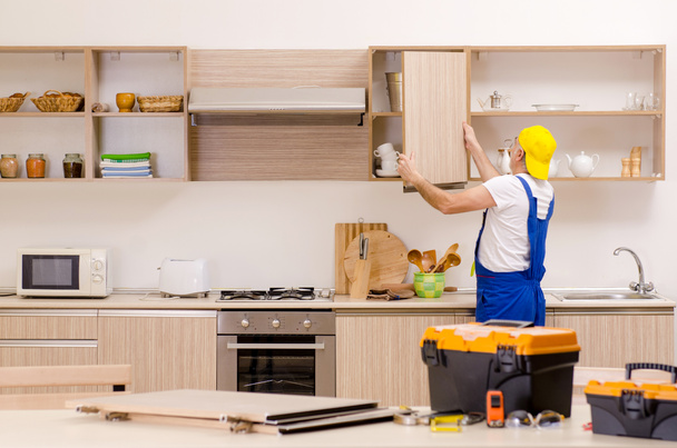 У віці підрядник ремонтант працює на кухні
  - Фото, зображення
