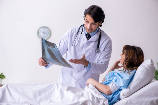 Médecin masculin visitant une patiente en salle  - Photo, image