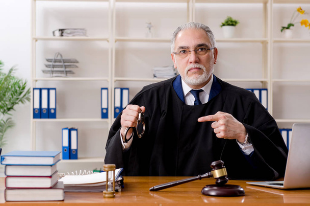Адвокат у віці, що працює в суді
   - Фото, зображення