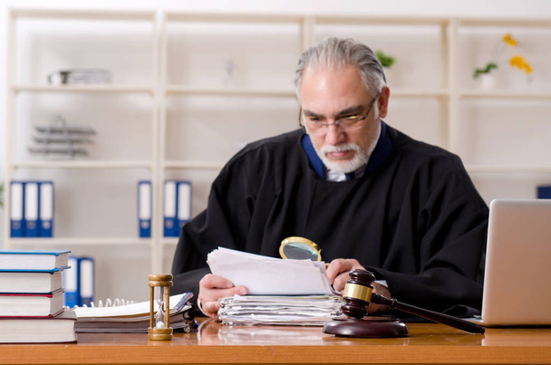 Пожилой адвокат, работающий в суде   - Фото, изображение
