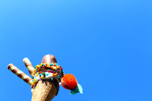 παγωτό χωνάκι μπροστά στον γαλάζιο ουρανό - Φωτογραφία, εικόνα