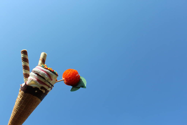 cone de sorvete na frente do céu azul
 - Foto, Imagem