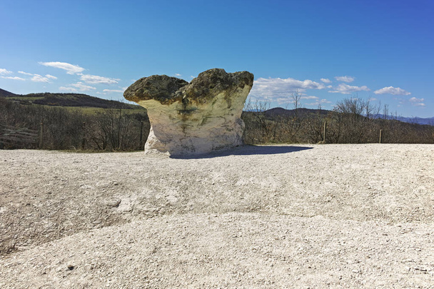 Maisema kivimuodostelmalla Kivisienet lähellä Beli plast kylää, Kardzhalin alue, Bulgaria - Valokuva, kuva