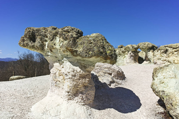Paisaje con formación rocosa Los hongos de piedra cerca del pueblo Beli plast, región de Kardzhali, Bulgaria - Foto, Imagen