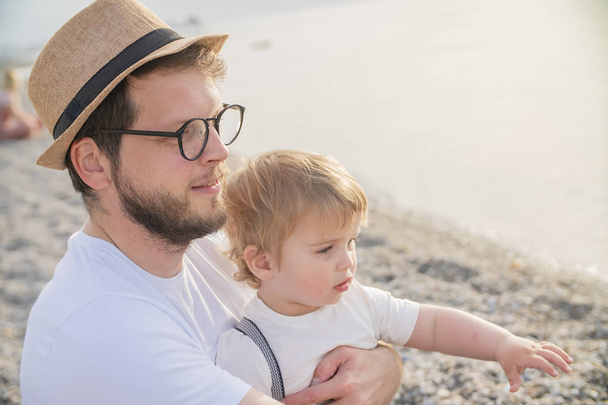 sahilde küçük bir erkek oğlu ile baba - Fotoğraf, Görsel