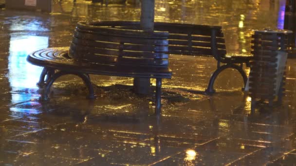 Ławki w deszczowej jesiennej nocy - Materiał filmowy, wideo
