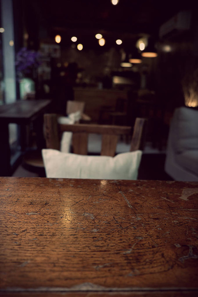 Top van lege houten tafel met bar cafe restaurant wazig  - Foto, afbeelding