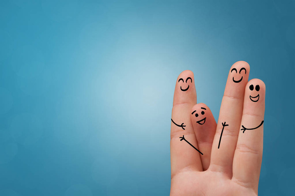 Счастливые маленькие пальчики улыбаются и висят вместе
 - Фото, изображение