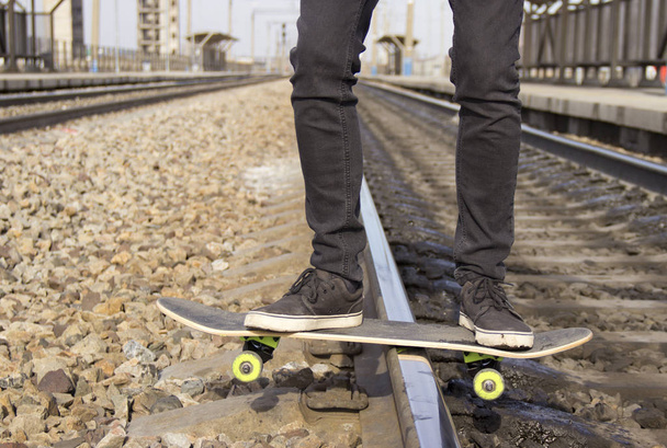 дрейф на скейтборді на залізничній колії
 - Фото, зображення