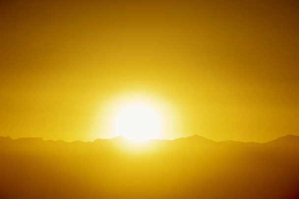 Солнце всматривалось в вершину хелана
. - Фото, изображение