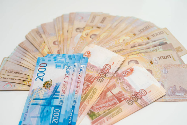 Rublos russos e baht tailandês close-up. Taxa de rublo
 - Foto, Imagem