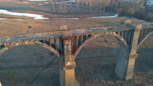 alte historische Eisenbahnbrücke, Luftaufnahme vom Quadrocopter - Filmmaterial, Video