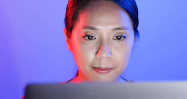 Woman work on laptop computer in the evening - Φωτογραφία, εικόνα