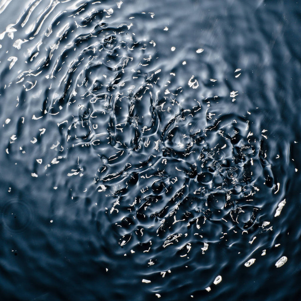 A textura da água sob a influência da vibração em 432 hertz
 - Foto, Imagem