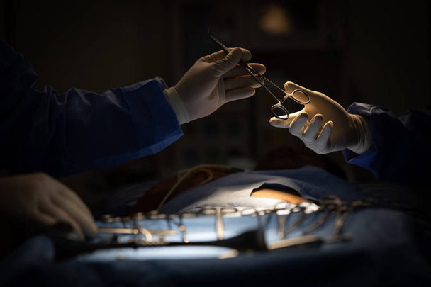 Medici in sala operatoria inviare dispositivi medici ad altri in operat
 - Foto, immagini