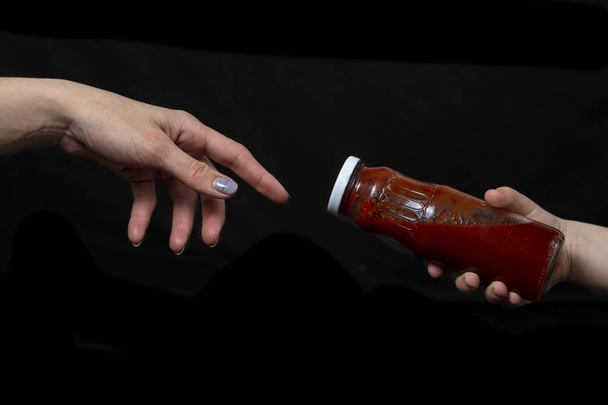 madre le da a su hijo un biberón de ketchup hecho en casa
 - Foto, imagen