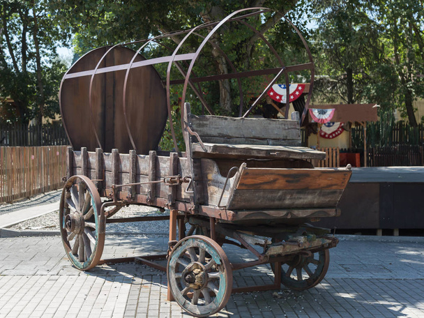 Антикварный деревянный вагон с колесами и металлической конструкцией
 - Фото, изображение