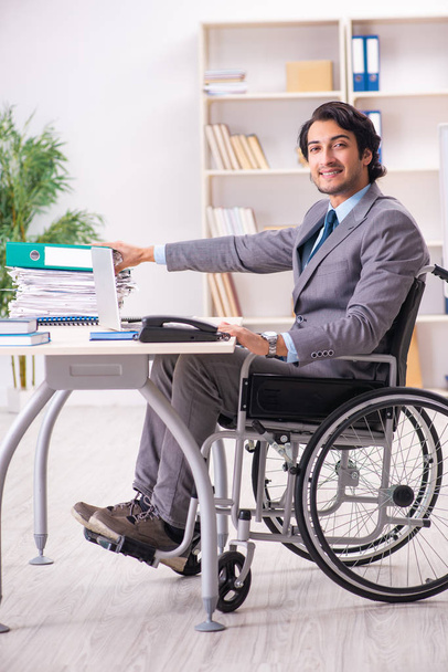 junge hübsche Angestellte im Rollstuhl im Büro  - Foto, Bild