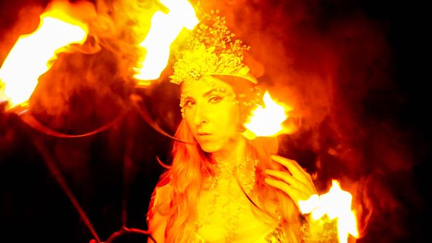 Ogień kobieta stwarzające z płonących miłośników - Zdjęcie, obraz