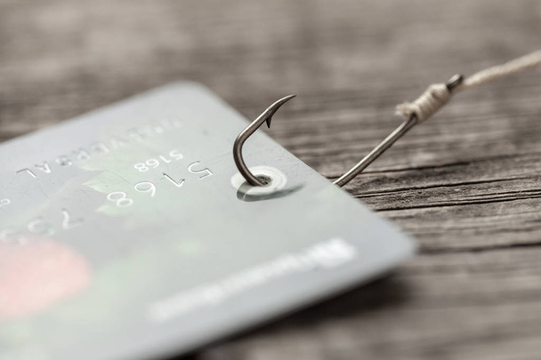 Кредитна картка на рибальському гачку. Кредит з трюком або прихованими платежами. Інтернет шахрайство
 - Фото, зображення