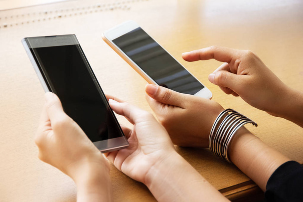 Хіпстерська дівчина використовує муїльський телефон, торкаючись екрана, шифр руки смс мобільний телефон
, - Фото, зображення