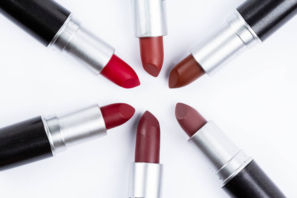 Rouge à lèvres sur fond blanc, montrer le pigment et la texture de la couleur
 - Photo, image