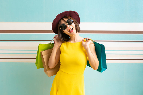 Portré gyönyörű lány visel ruhát és napszemüveg gazdaság  - Fotó, kép