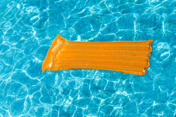 Les matelas gonflables flottent sur l'eau dans le
 - Photo, image