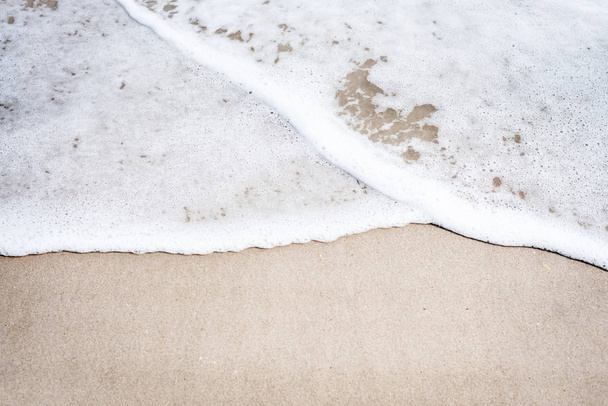 O fundo da praia, onda do mar branco, areia clara, beleza por natureza
 - Foto, Imagem