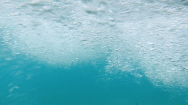 4k bajo el agua de vídeo de las olas marinas de gran alcance. Tiro perfecto para ilustrar los deportes acuáticos de surf o el poder de la naturaleza
 - Imágenes, Vídeo