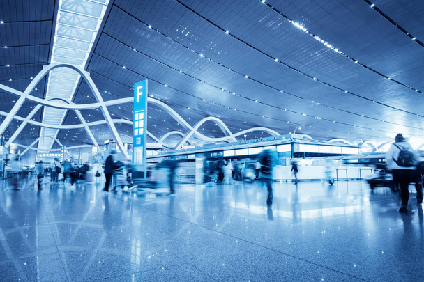 forgalmas repülőtéri lobby és utas motion blur - Fotó, kép
