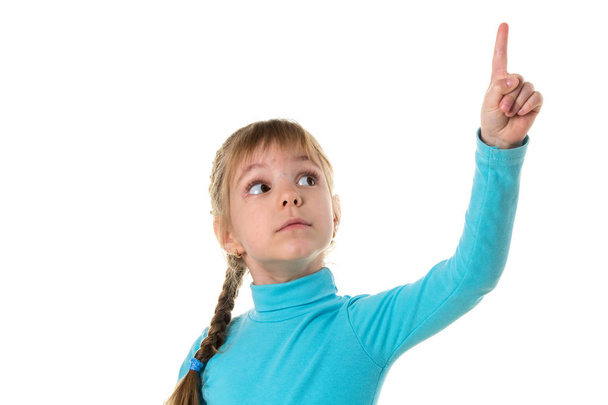 Μικρό κορίτσι που σημαδεύει το δάχτυλό της, απομονωμένο σε λευκό τοπίο - Φωτογραφία, εικόνα