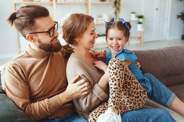 boldog családi anya, apa és gyermeke, nevetve otthon lánya - Fotó, kép
