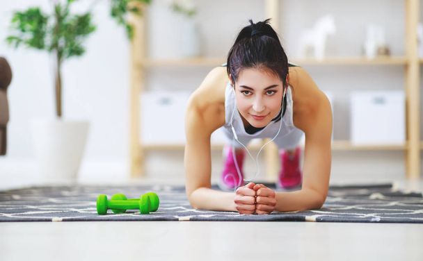 genç kadın fitness ve spor evde yapıyor     - Fotoğraf, Görsel