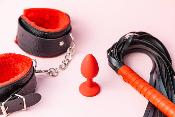 Sada erotických hraček pro BDSM. Hra sexuálního otroctví s bičem, roubínem a prdelní zástrčkou. Intimní sexuální hry. - Fotografie, Obrázek
