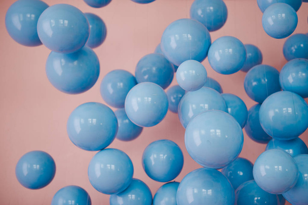Голубые шары на розовом фоне. Украшение свадьбы или дня рождения. Яркий фон
 - Фото, изображение