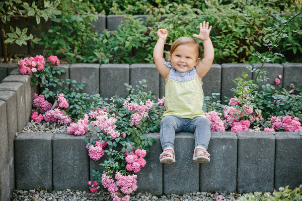 Dziecko dziewczyna na zewnątrz plac zabaw śmiech w kwiaty - Zdjęcie, obraz
